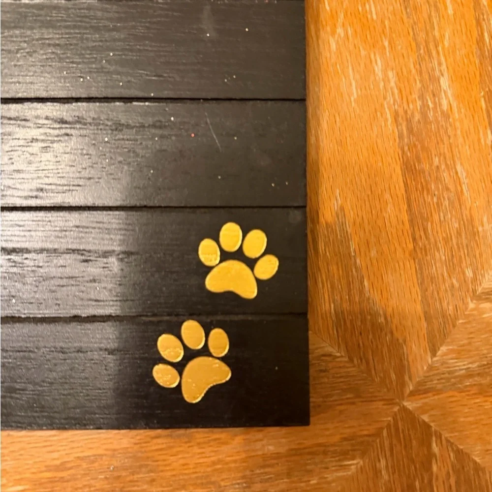 Black and Gold Paw Print Wall Clip Decor